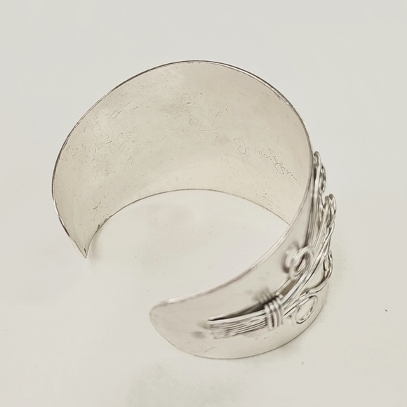 Jessica Simpson ESilver Women's Cuff Bracelet With Wire Scroll Designs - Picture 4 of 6